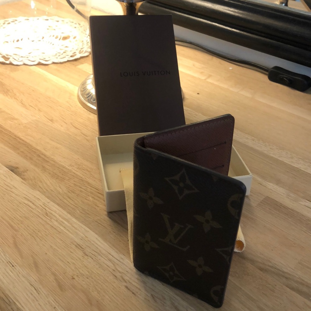 Luis Vuitton mini wallet
